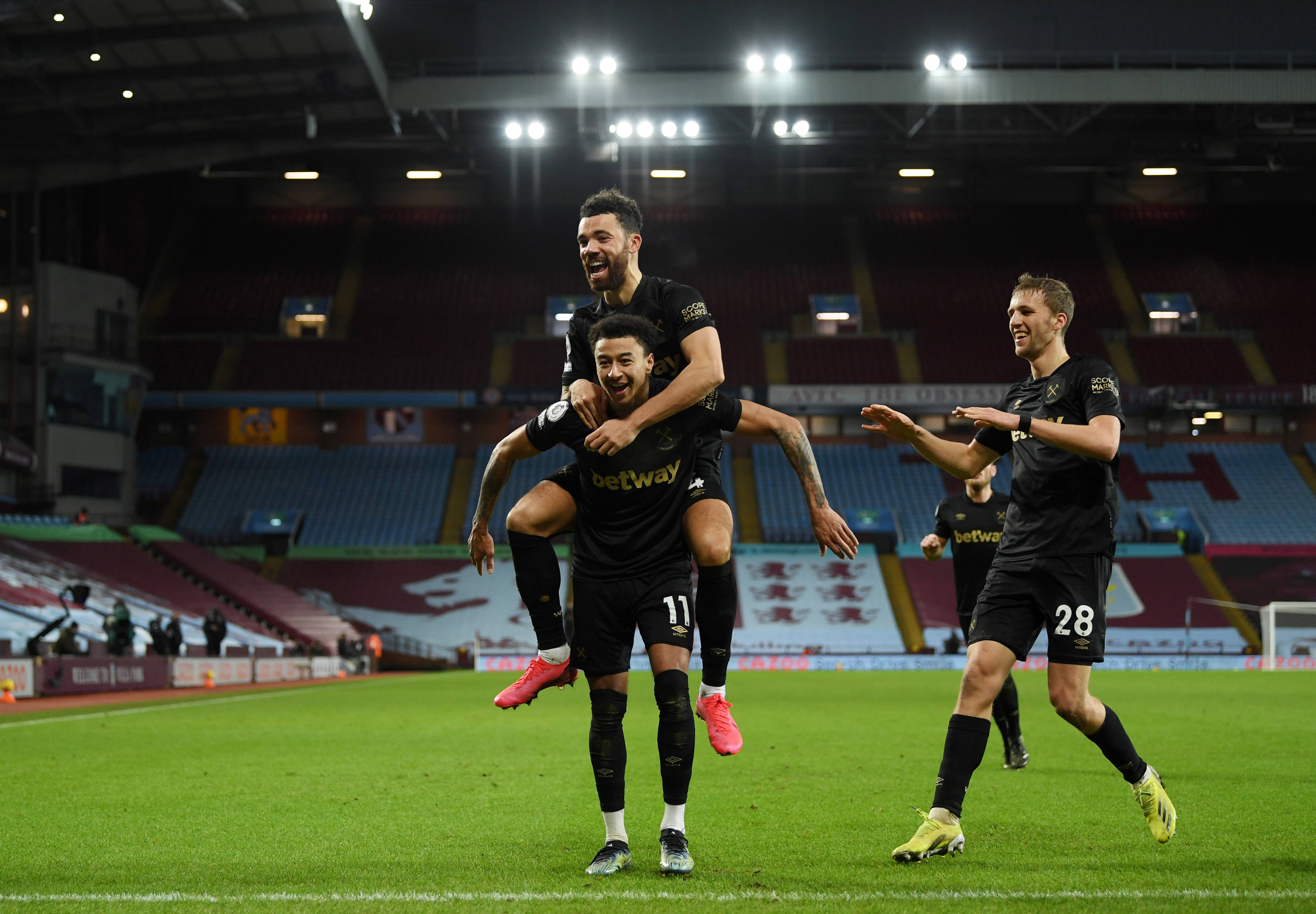 支持球队！欧文坐在场边观看独行侠对阵湖人的比赛