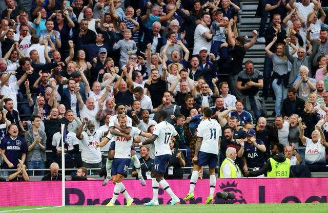 足球报：泰山队确定由韩鹏继续执教；有意更换2名中后场外援（足球报：泰山队确认韩鹏留任主帅，拟更换两名中后场外援）