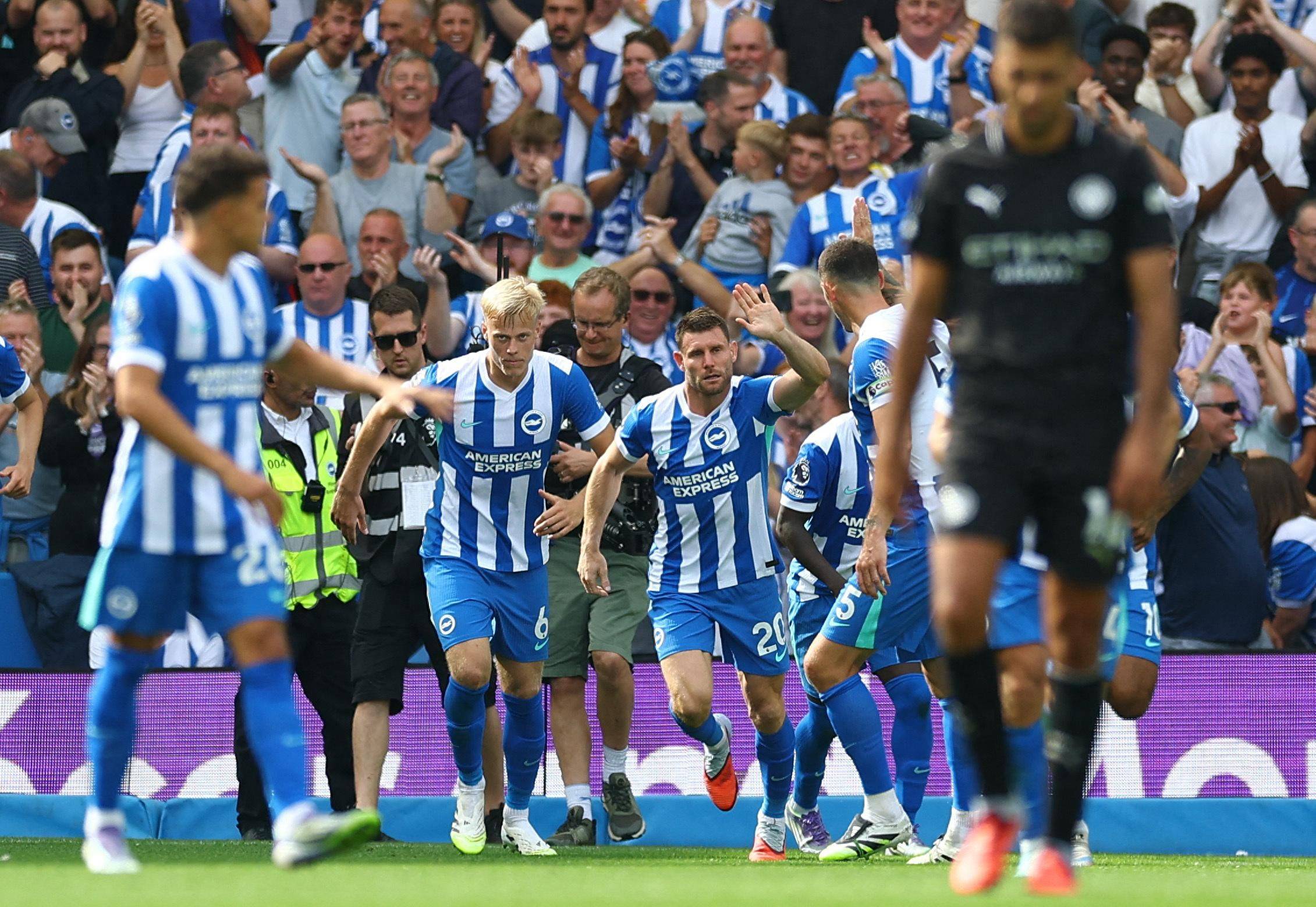 同一天绝代双骄各进一球！以下是媒体对C罗和梅西的...