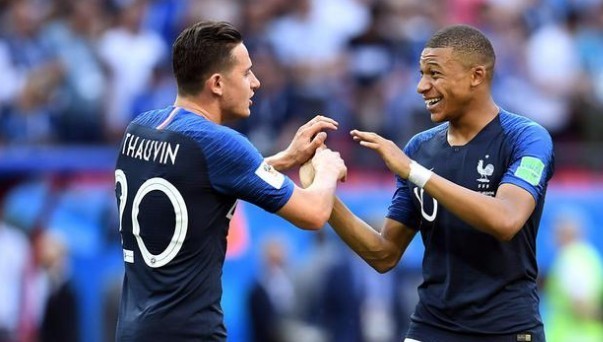 恩里克：不会过多回想过去取得的成绩，我的注意力始终在当下（恩里克：不沉湎于过往荣誉，我只专注当下）