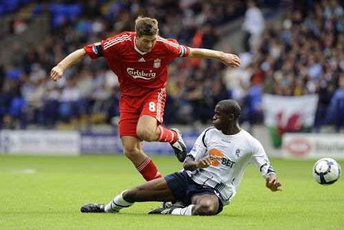 球星突破防线送出制胜球