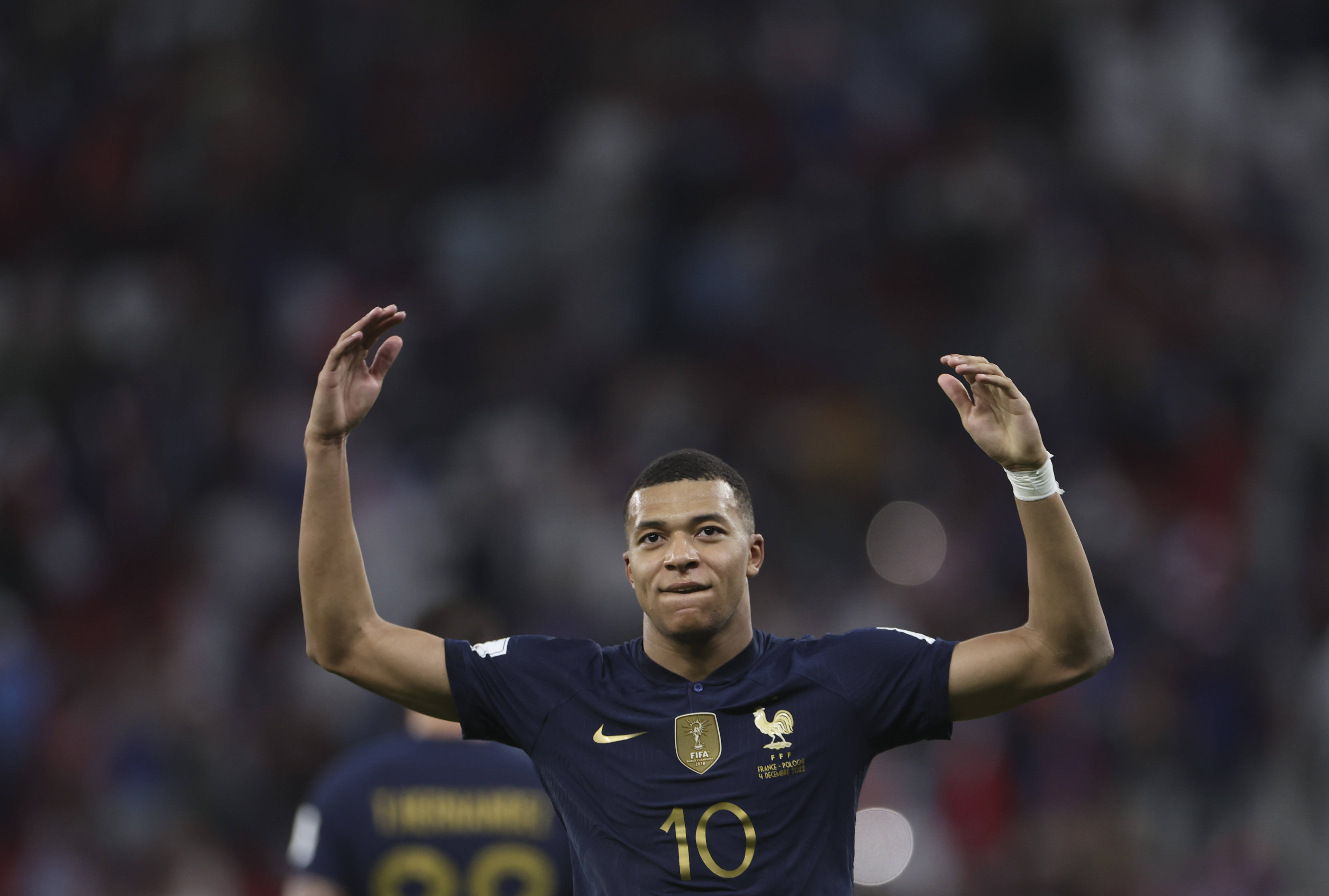 邓涵文因经济保障和新东家前景决定离开武汉三镇，加盟云南玉昆，成为球队核心球员。